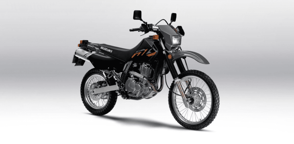 He aquí la DR650S del 2024 (o como se conoce en algunos mercados, la DR650SE). Es igual que el modelo de 1996, excepto por una junta de base mejorada y algo de Loctite en los pernos NSU, y tal vez algunas otras pequeñas actualizaciones de las que nunca hemos oído hablar. Foto: Suzuki suzuki dr 650
